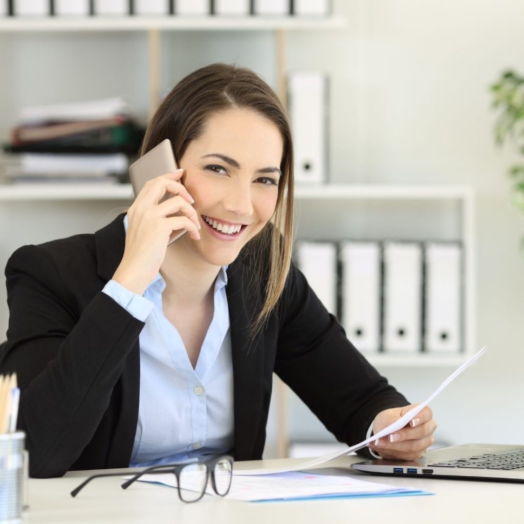 Ley Karin: profesional asesorando sobre prevención del acoso y la violencia laboral.