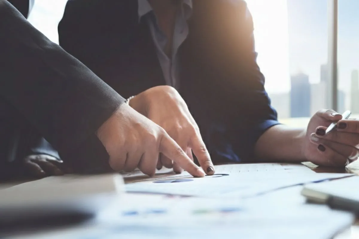 Profesionales revisando contratos y documentación laboral en oficina corporativa